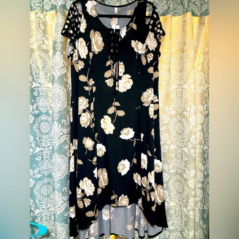 NEW woman’s dress. 1xPetite plus .Short sleeve, with shoulder opening.